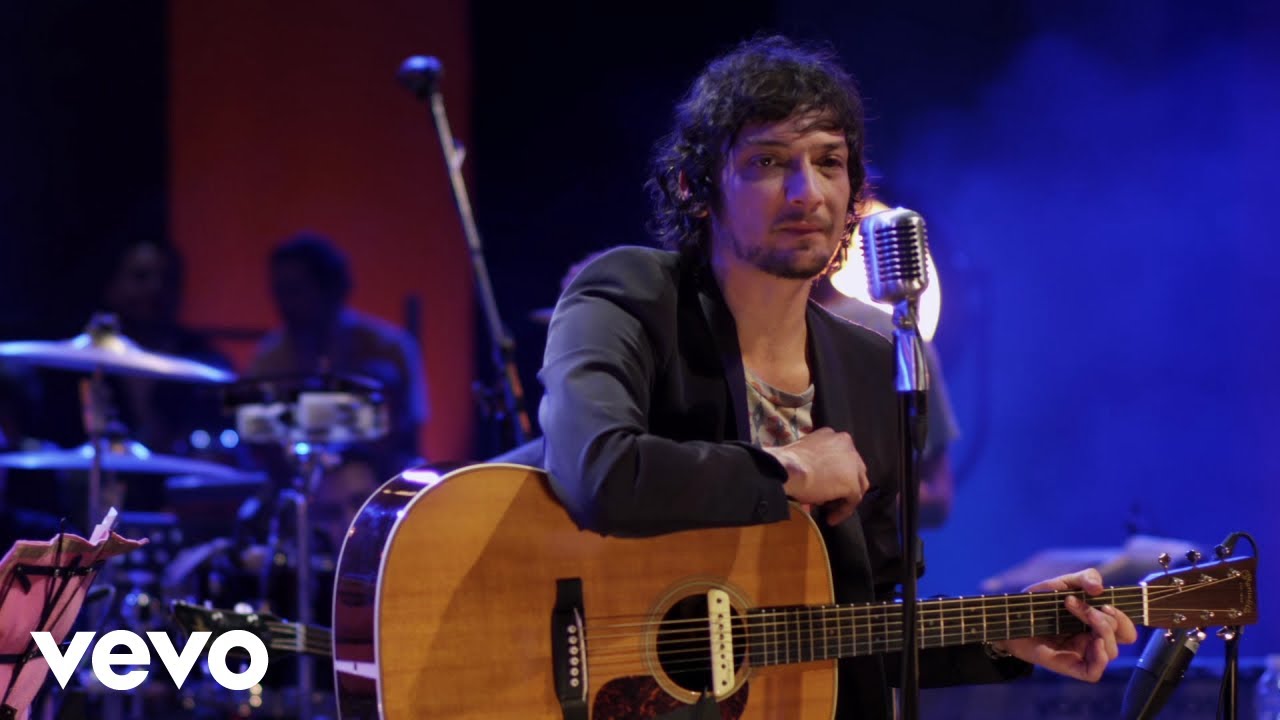 Zoé performing Vía Láctea